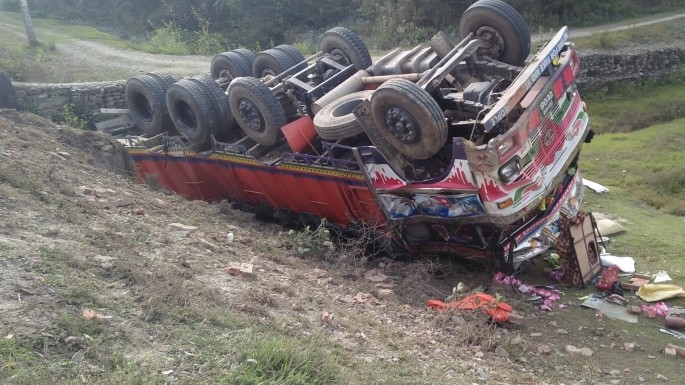 गोदावरी ६ मा सिमेन्ट बोकेको ट्रक दुर्घटना