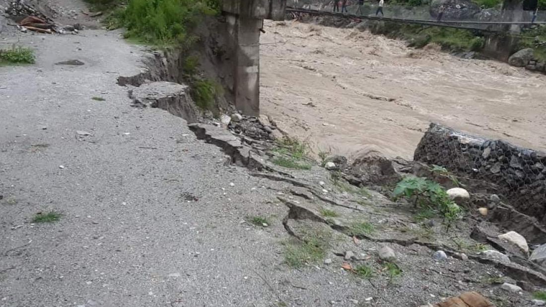 बझाङमा सेती नदीले जालेजगरमा सडक कटान गरेपछि यातायात बन्द