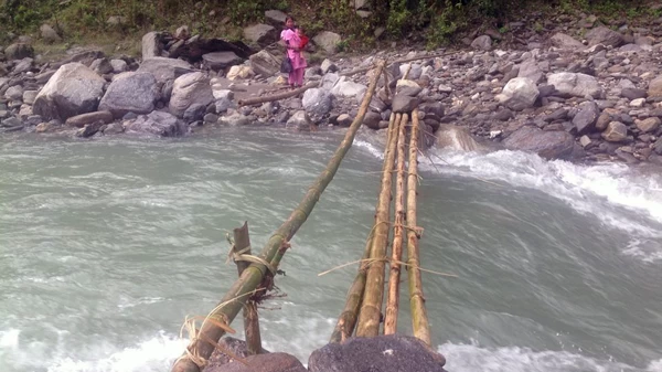 बझाङमा खोलाको पुल सञ्चालन नहुदा विद्यार्थी जोखीममा नदि पार गर्दें