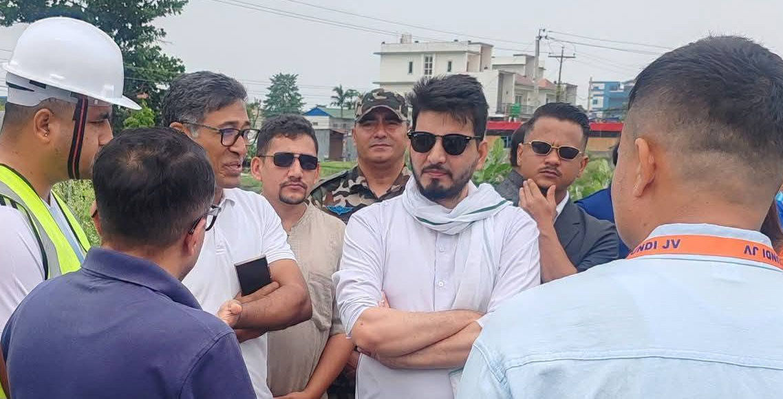बिजुलीको पोल नसारिँदा मन्त्री लम्सालको चेतावनी : ‘काम नगरे खुट्टा भाँचिदिनुस्’