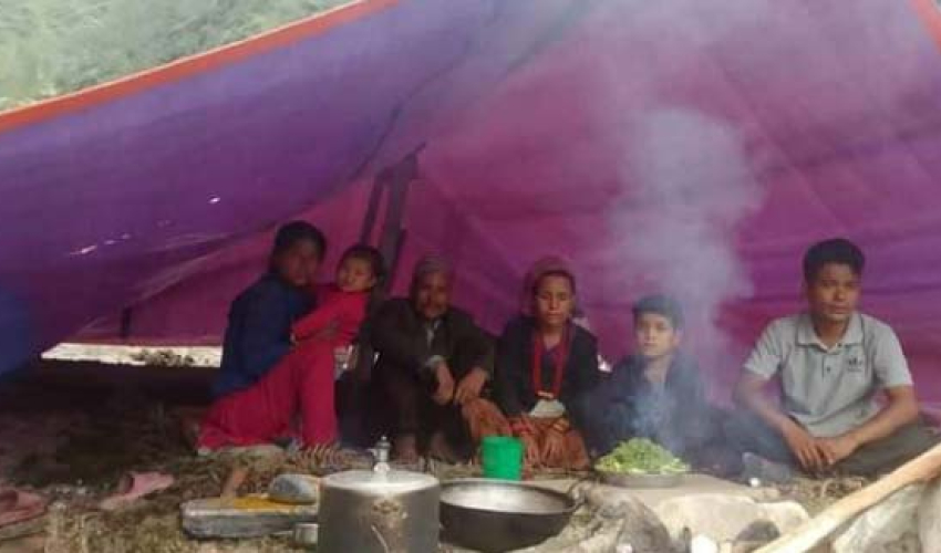 बाजुराका बाढीपीडितको दसैँतिहार त्रिपालमै, खुला आकाशमुनि बास