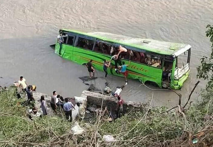 त्रिशुली नदिमा बस खस्दा मृत्यु हुनेको संख्या आठ पुग्यो