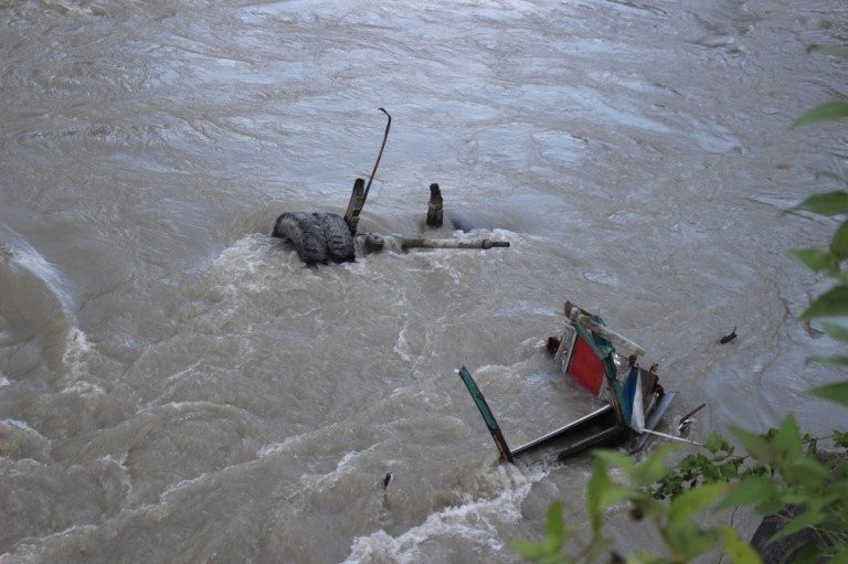 त्रिशूली नदीमा बस खस्दा मृत्यु हुनेको संख्या ५ पुग्यो , २५ अझै बेपत्ता