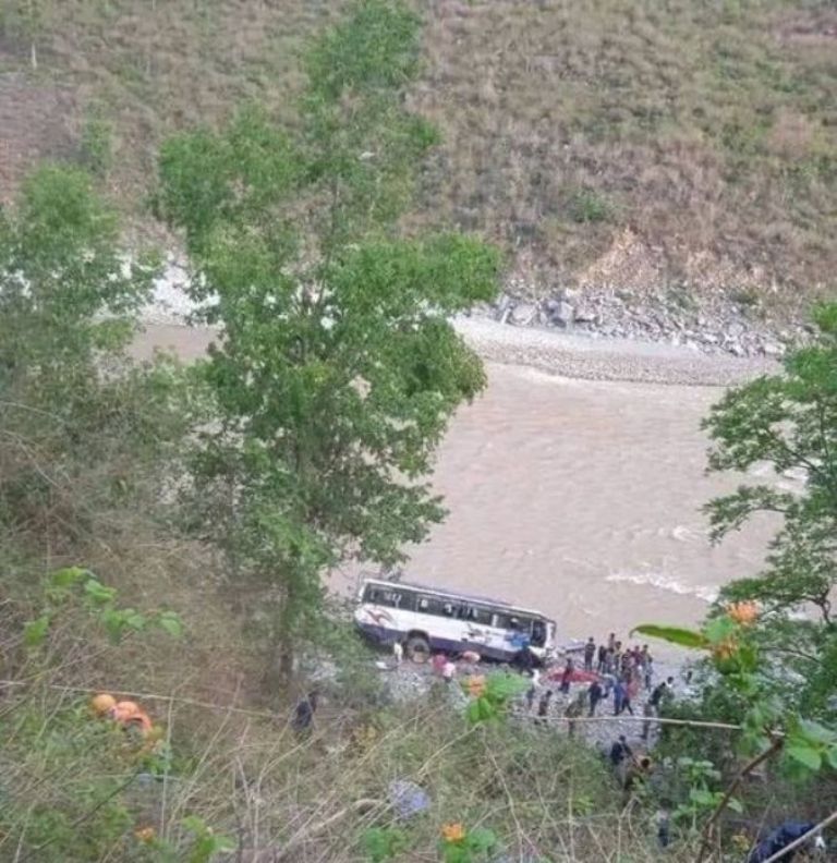 डोटीमा बस दुर्घटनामा १२ जना घाइते