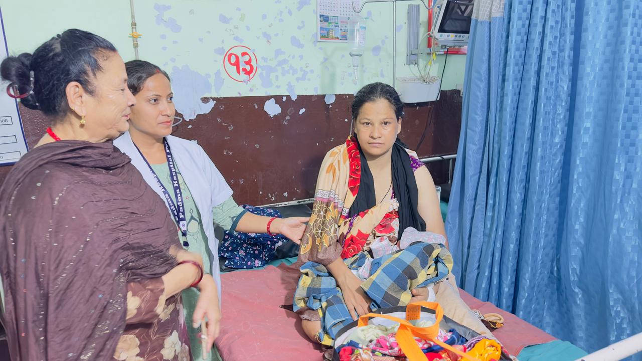 गोदावरीमा बाटोमै सुत्केरी भएकी महिलालाई सांसद देबकोटाको सहयोग