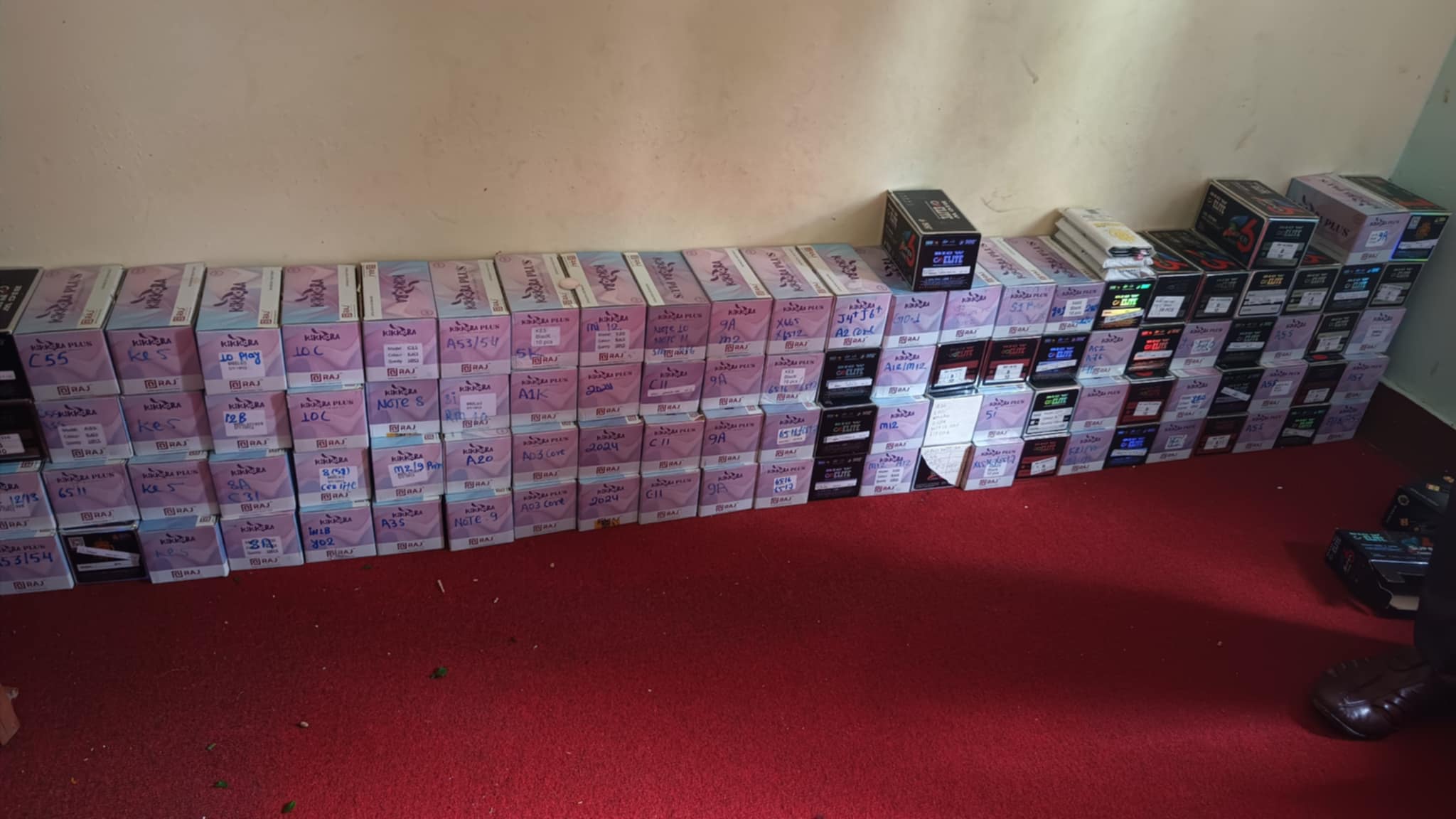 कैलालीमा ४२ लाख रुपैयाँ बराबरको अवैध मोबाइल डिस्प्लेसहित युवक पक्राउ