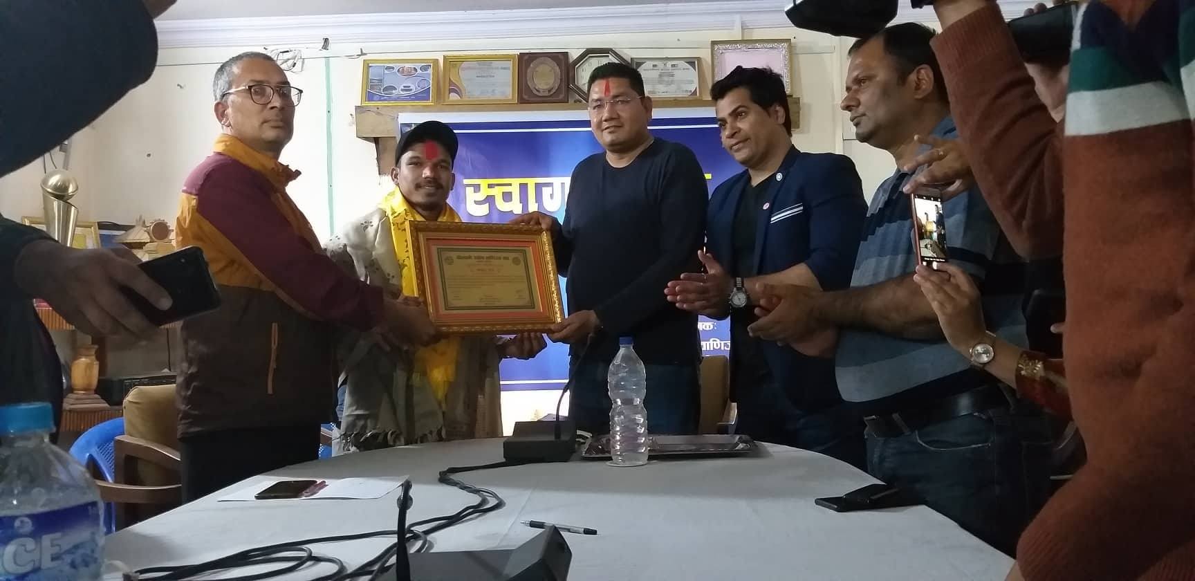 दोस्रो नेपाल आईडल बिजेता रवि ओड धनगढीमा सम्मानित