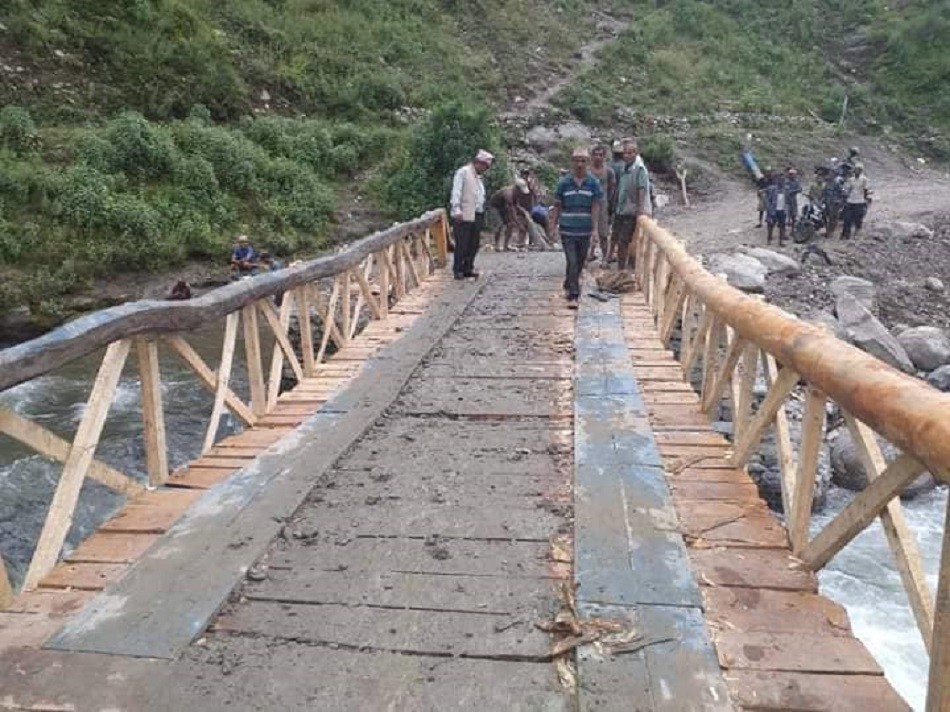 सवारी साधन संचालनका लागि बाजुराको मालागाड नदीमा काठेपुल निर्माण