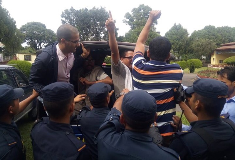 रेडियो नेपालमा धर्ना बसेका पत्रकार पक्राउ