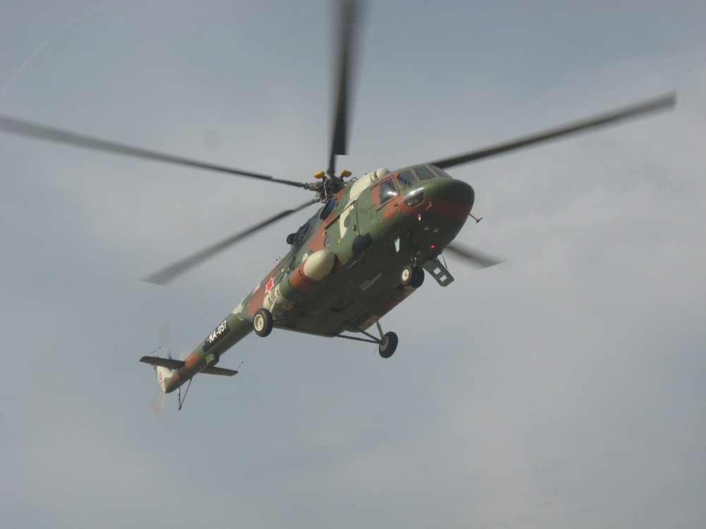बझाङमा सेनाको हेलिकोप्टरद्वारा खाद्यान्न ढुवानी
