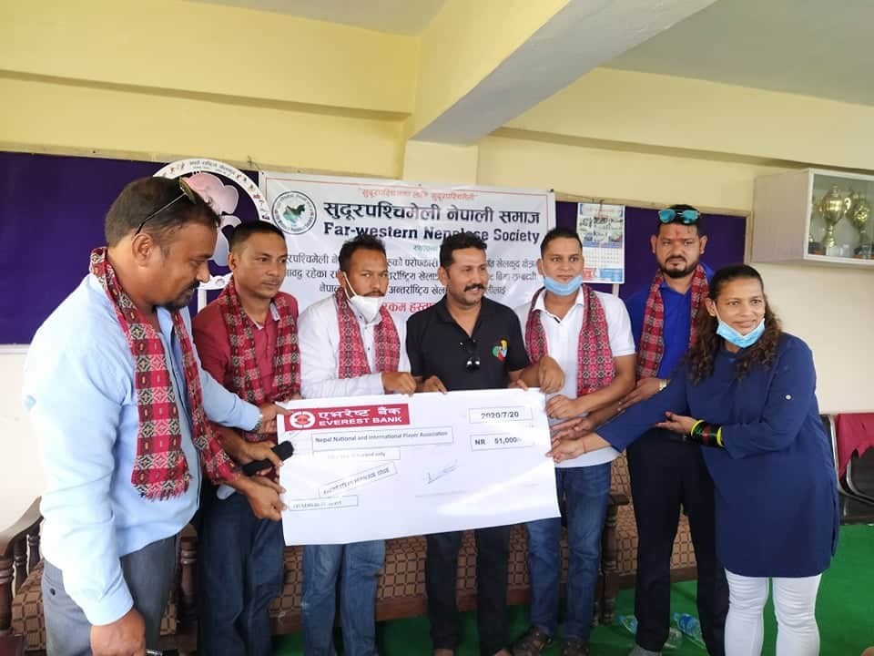 सुदुर पश्चिमेली नेपाली समाजद्वारा  खेलाडीहरुलाई  'एक वर्षे बिमा सहयोगार्थ' आर्थिक सहयोग हस्तान्तरण
