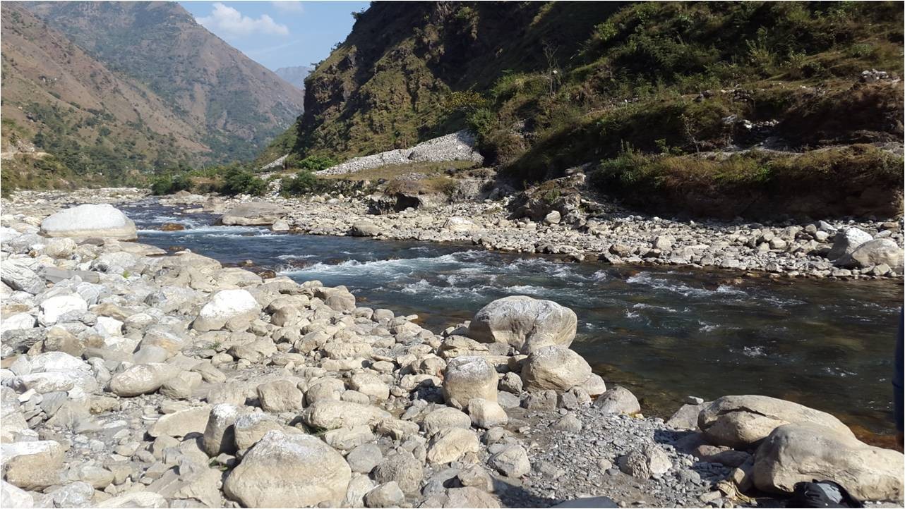 चमेलिया नदी किनारमा महिला मृत भेटिइन्