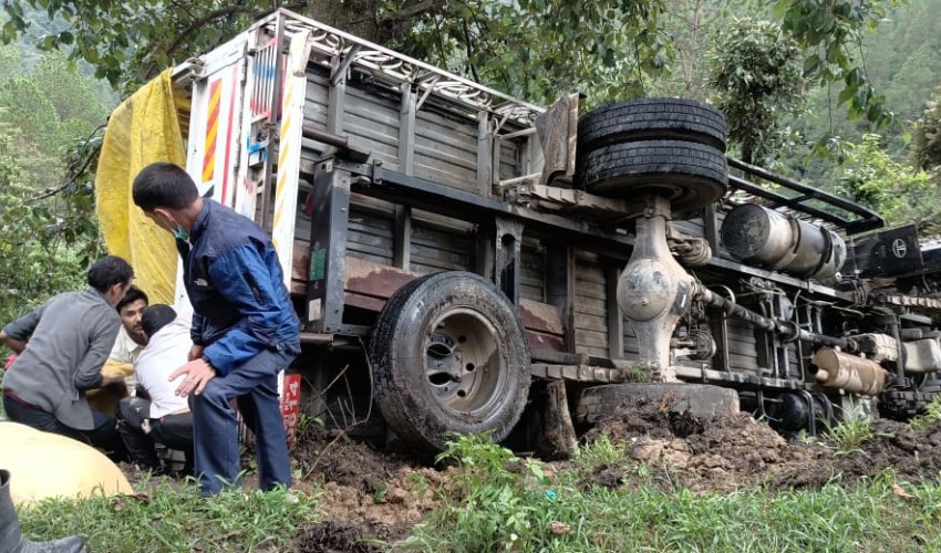 डडेल्धुराको भालुमारेमा ट्रक दुर्घटना