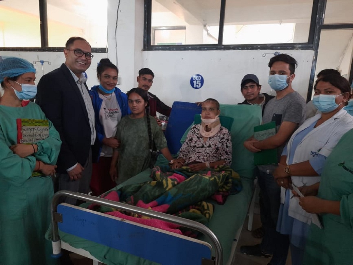 धनगढीको निसर्ग हस्पिटलमा मेरुदण्डको हड्डी भाँचिएकी महिलाको सफल उपचार