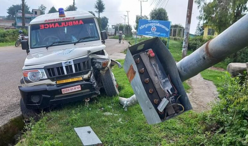 डडेल्धुराको अमरगढी नगरपालिका–५ किरमडेमा एम्बुलेन्स दुर्घटना