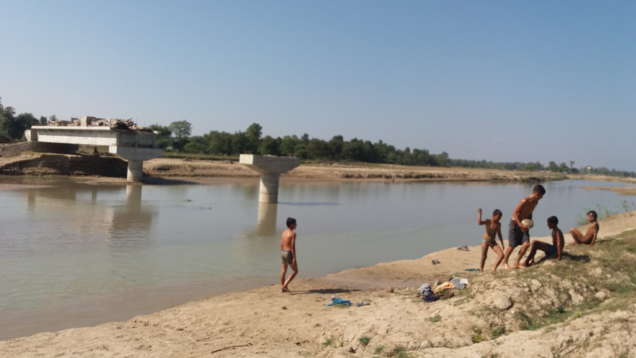 पक्कि पुल सञ्चालन नहुँदा भजनीका बासिन्दा नदी तरेको पैसा तिर्दै