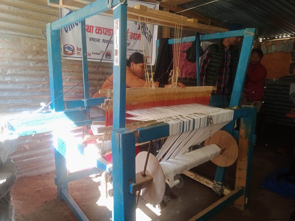 बझाङका उद्यमी दुई महिला आत्मनिर्भर , अल्लो प्रशोधन गरि कपडा तयार गर्दै