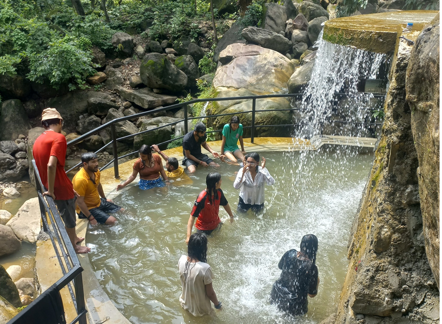 पर्यटकको आकर्षक गन्तव्य बन्दै लम्कीको  आमपानी झरना