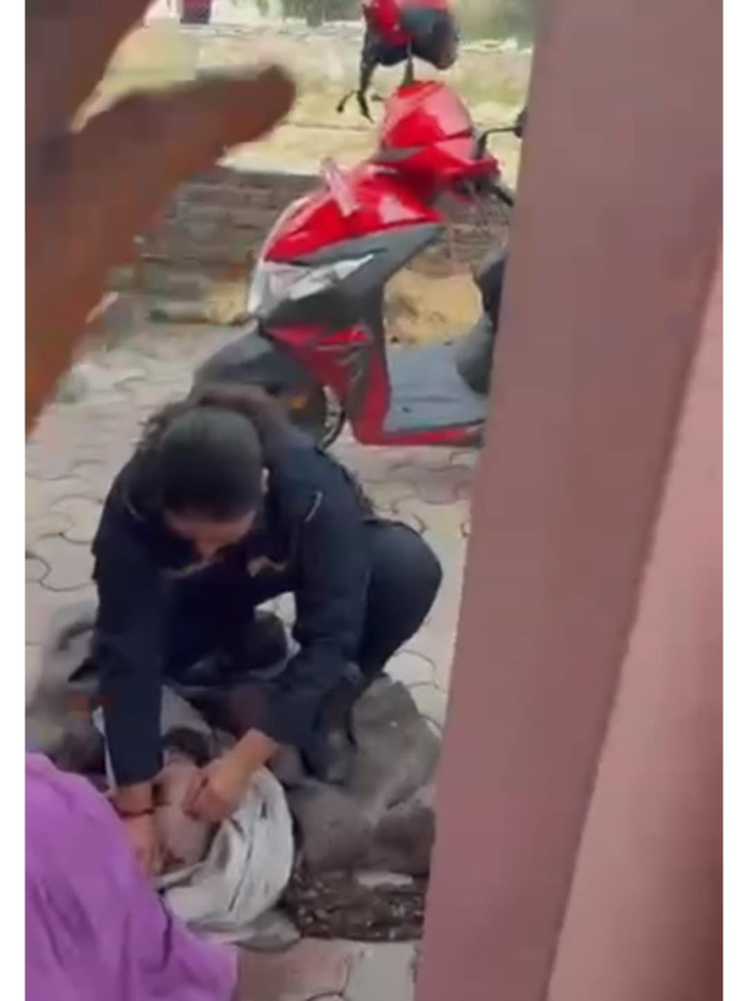 कैलालीमा बेवारिसे गर्भवती महिलाको प्रहरी जवान चन्द्रिका देउवाले बाटो मै गराइन् सुरक्षित प्रसूति