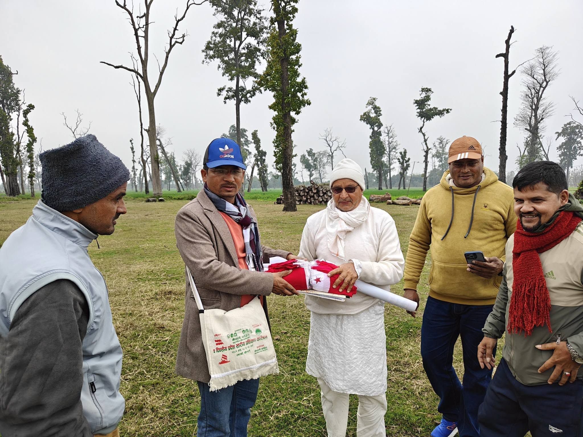 कैलाली–४ मा कांग्रेसद्वारा चुनावी सामग्री वितरण अभियान