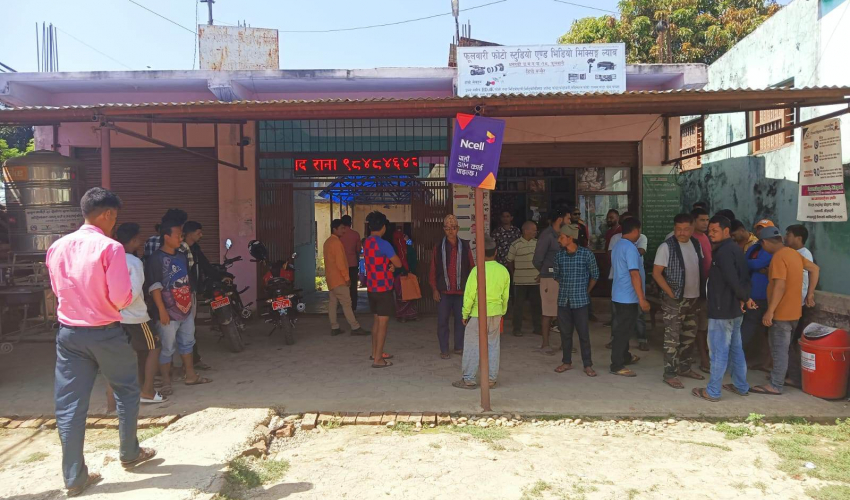 धनगढी उपमहानगरको वडा नम्बर १८ को कार्यालयमा तालाबन्दी