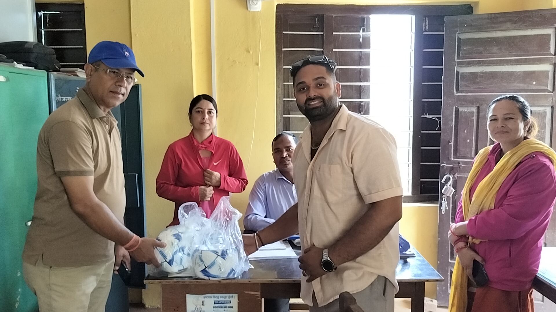 गोदावरीका सामुदायिक विद्यालयलाई FIFA मापदण्डका फुटबल वितरण