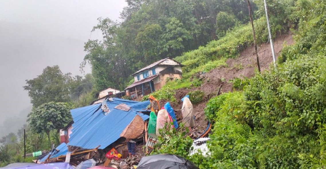 अछाममा पहिरोमा पुरिँदा आमाछोरीसहित दुईको मृत्यु, एक घाइते