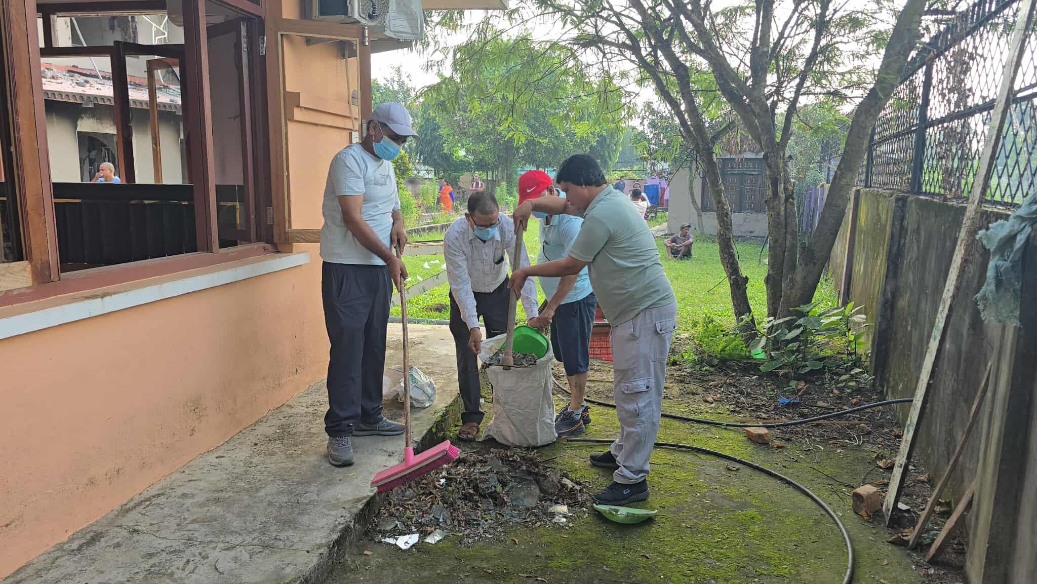 एमाले सचिब भट्टको घर सफाइमा जुटे एमाले नेता कार्यकर्ता