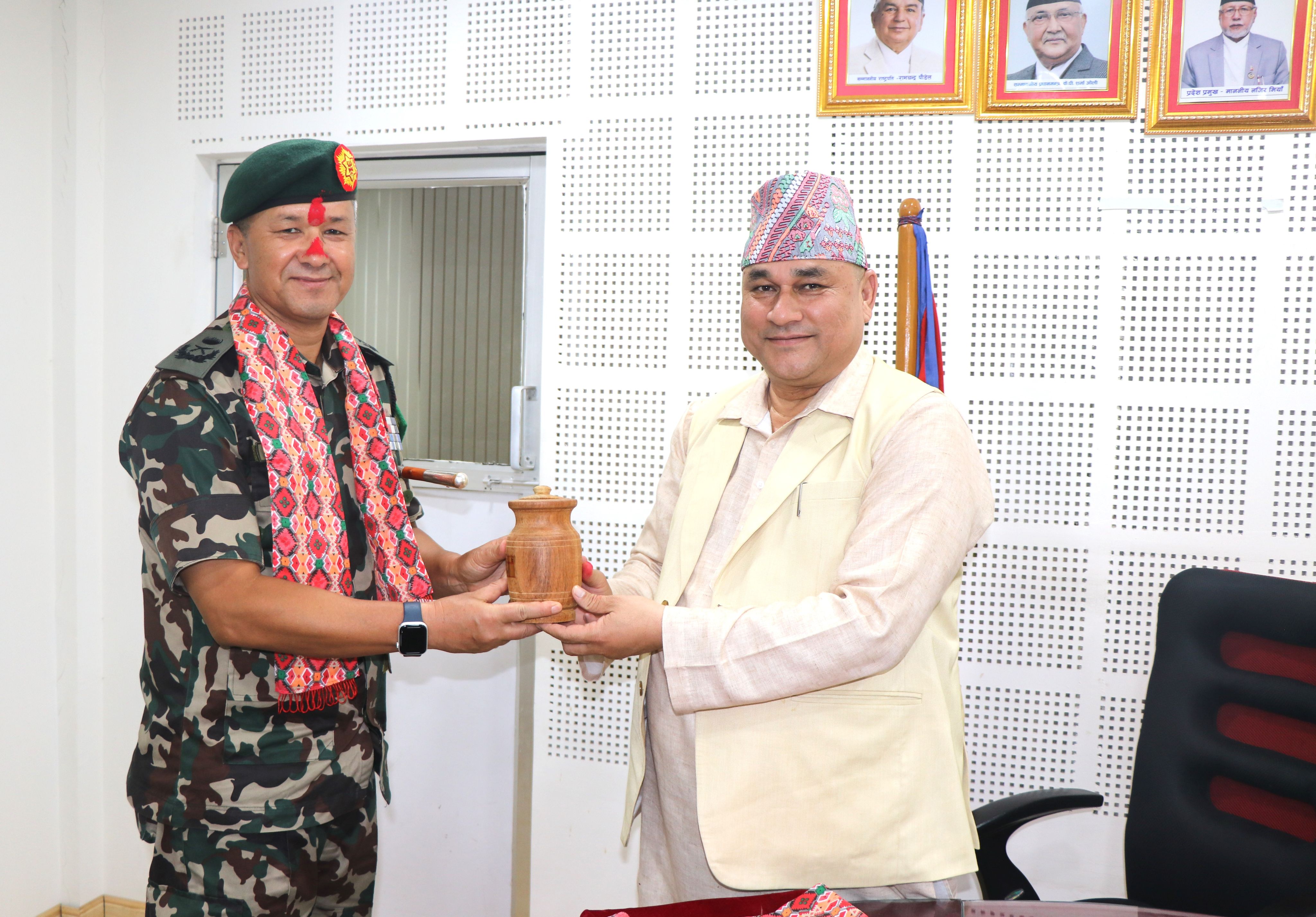 मुख्यमन्त्री शाहले दिए पृतनापति देउजालाई धन्यवाद