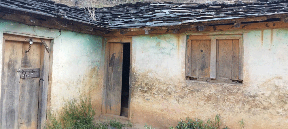 बैतडीको एक विद्यालय भवन जीर्ण बन्यो ,पुनर्निर्माणको लागि पहल नै भएन