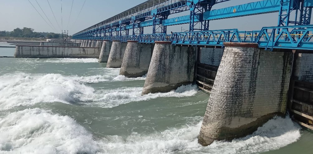 महाकाली नदीमा चार पाङ्ग्रे सवारी साधन आवतजावतमा रोक