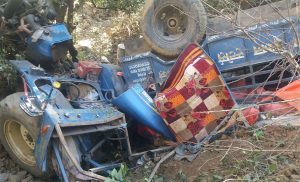 ट्रयाक्टर सडकबाट २०० मिटर तल खसेपछि