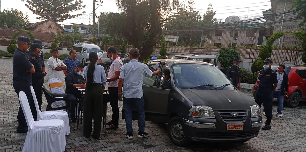 ६ लाख घुससहित उड्डयन मन्त्रालयका एक उपसचिव  पक्राउ