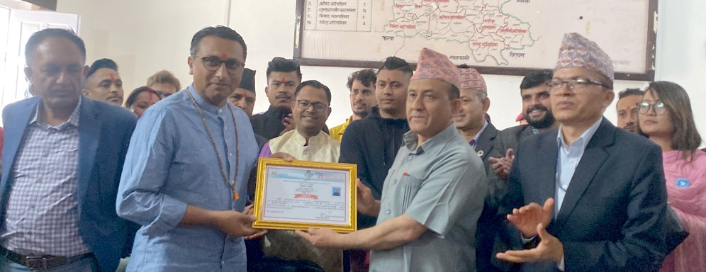 नवनिर्वाचित प्रतिनिधि सभा सदस्य वाग्लेलाई प्रमाणपत्र प्रदान