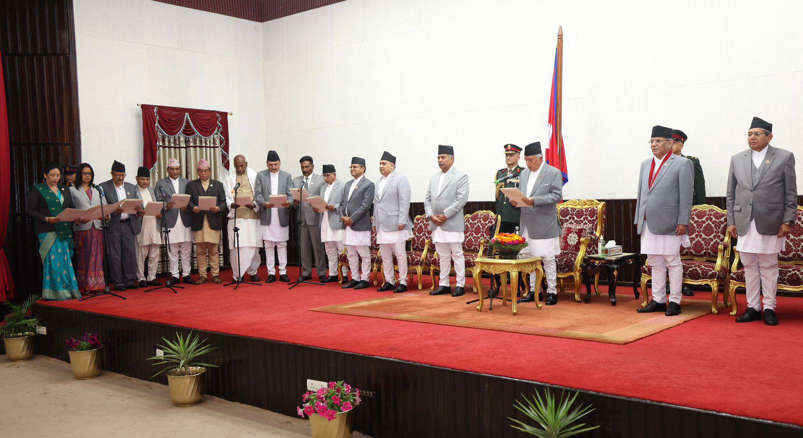 नवनियुक्त मन्त्रीहरूले शपथ लिए