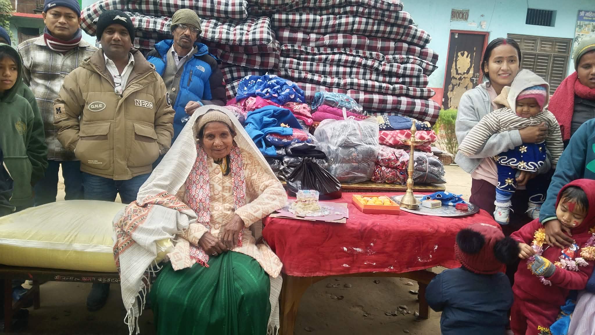 गोदावरी–१० का जयबहादुर देउबाद्वारा सेभ हाउसलाई लत्ताकपडा र खाद्यान्न सहयोग