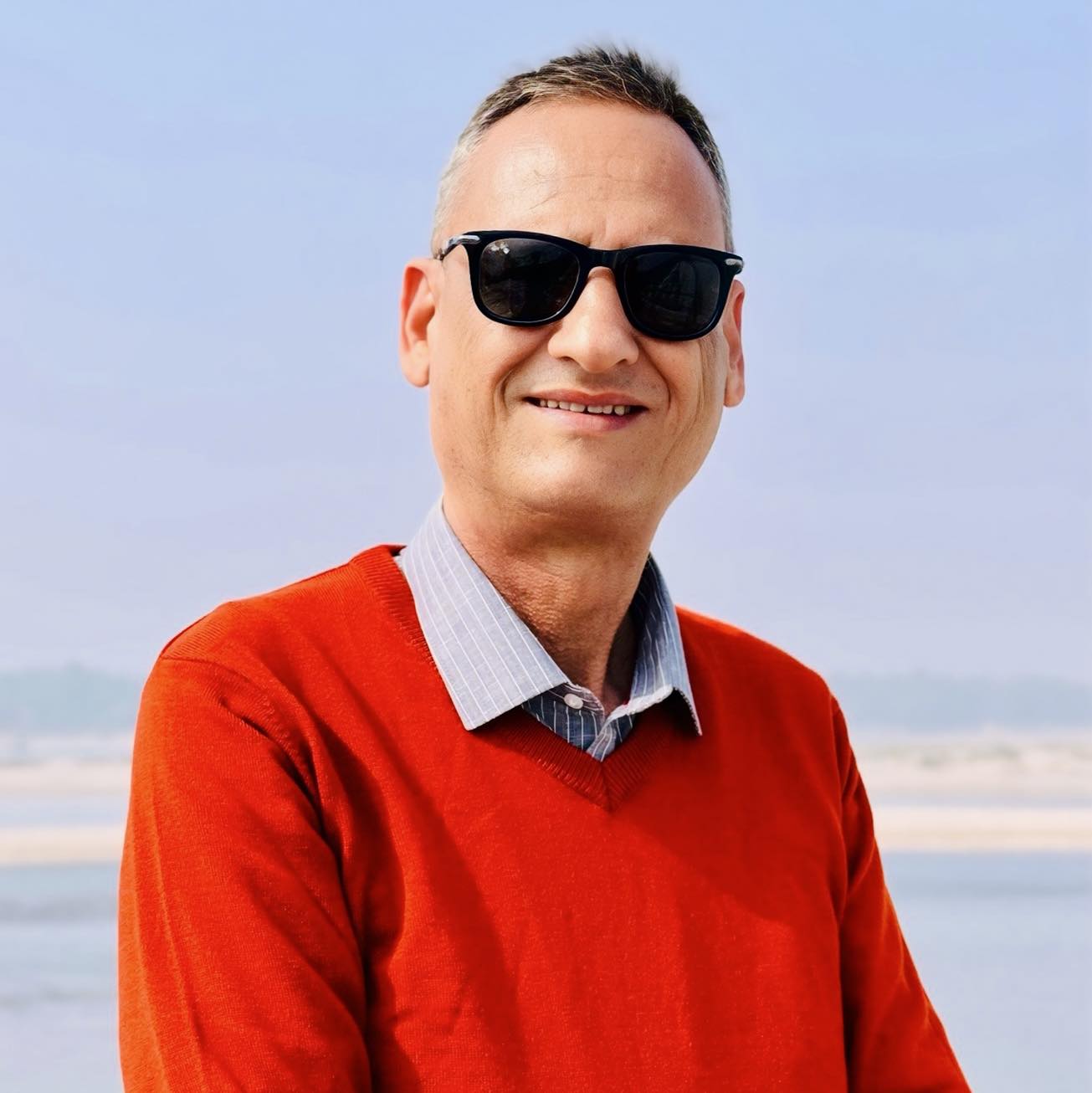 नेकपा एमालेका सचिवालय सदस्य गोकर्ण भट्टले पार्टी र सदस्यता दुवै परित्याग गरे