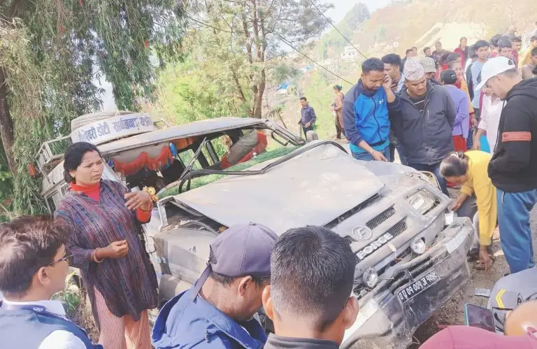 डोटीमा जिप दुर्घटना हुदाँ ६ जना घाइते