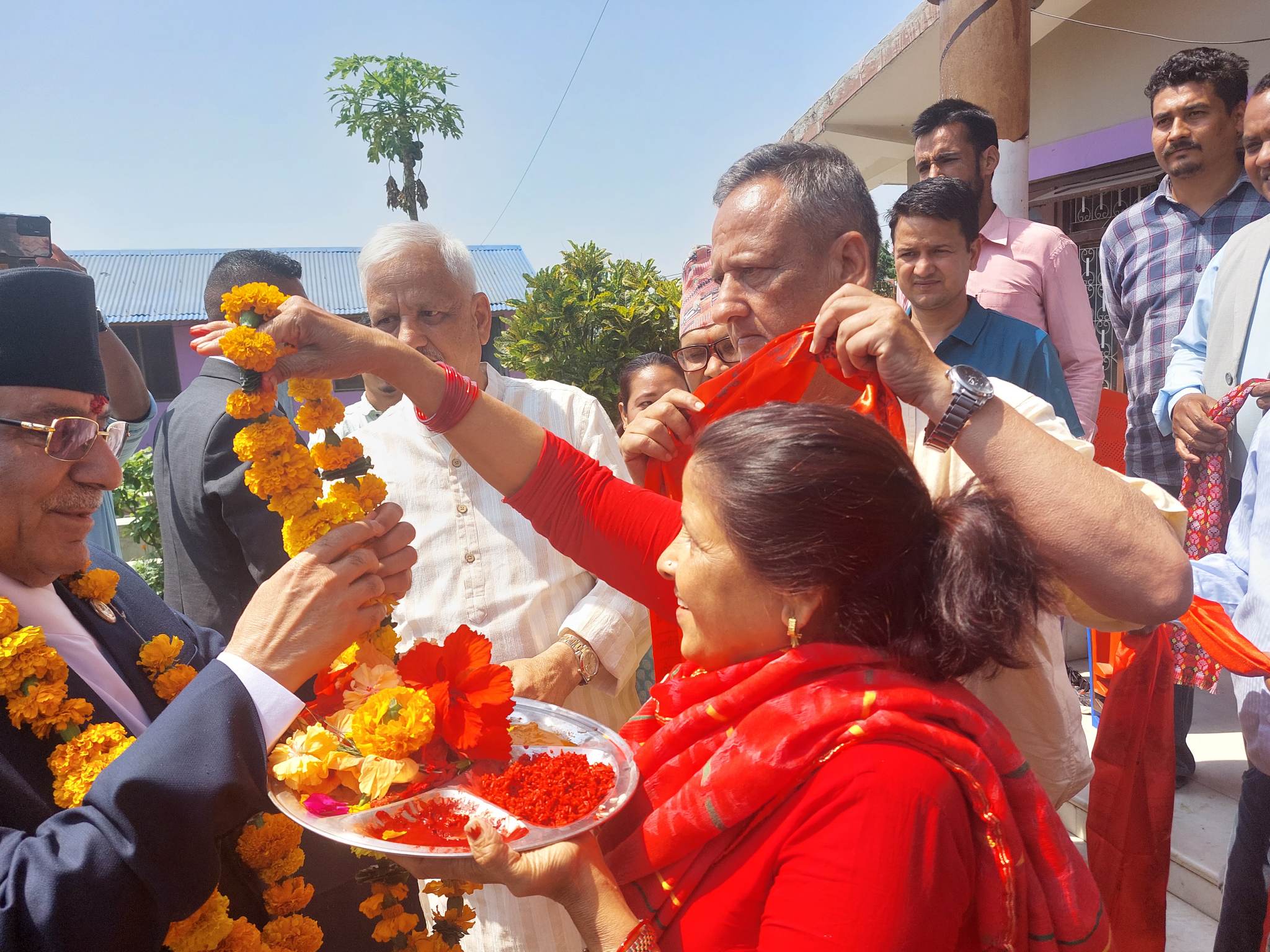प्रधानमन्त्री प्रचण्ड एमाले सचिब लेखराज भट्ट निवास पुगे