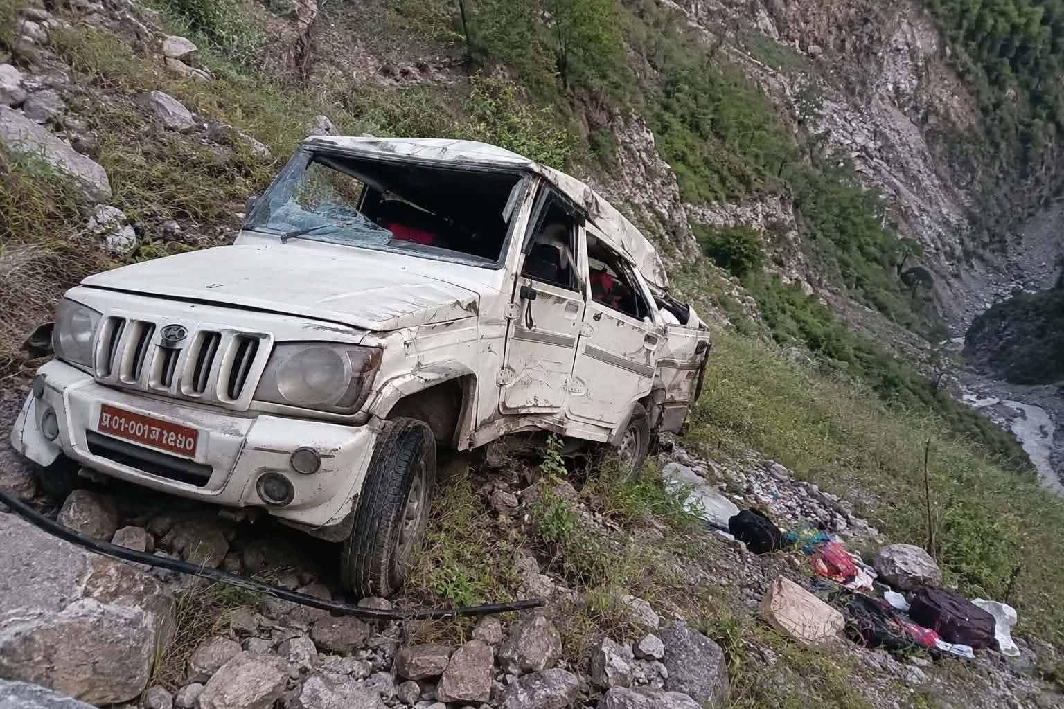 डडेल्धुरामा बोलेरो जिप दुर्घटना: ५०० मिटर तल खस्दा दुई जनाको मृत्यु, तीन घाइते