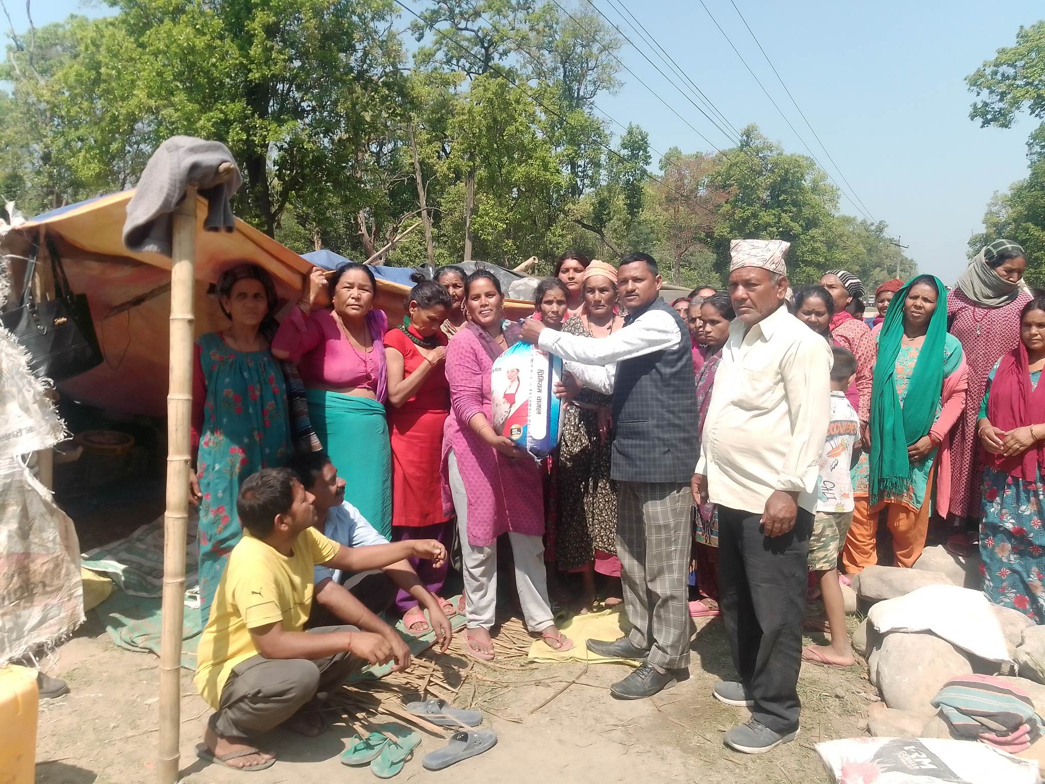 डोजर चलाएका सुकुम्बासीलाई नेकपाले गर्‍यो राहत वितरण