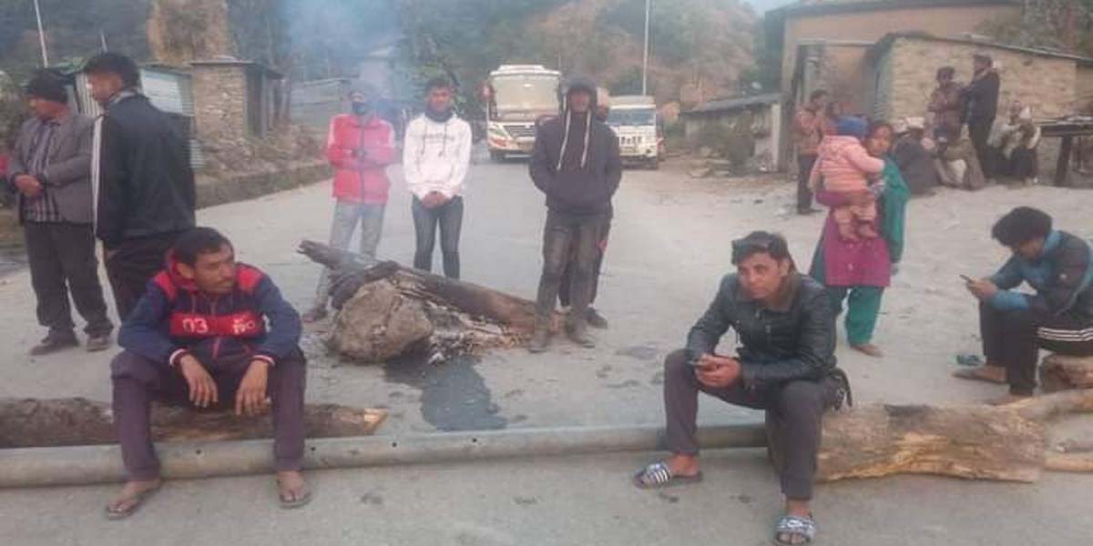 बाजुरामा अनिश्चितकालीन यातायात बन्द