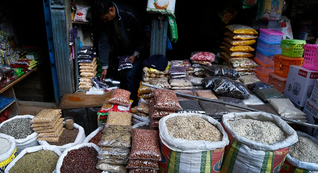 आर्थिक असहजताले सुस्तायो किराना व्यवसाय