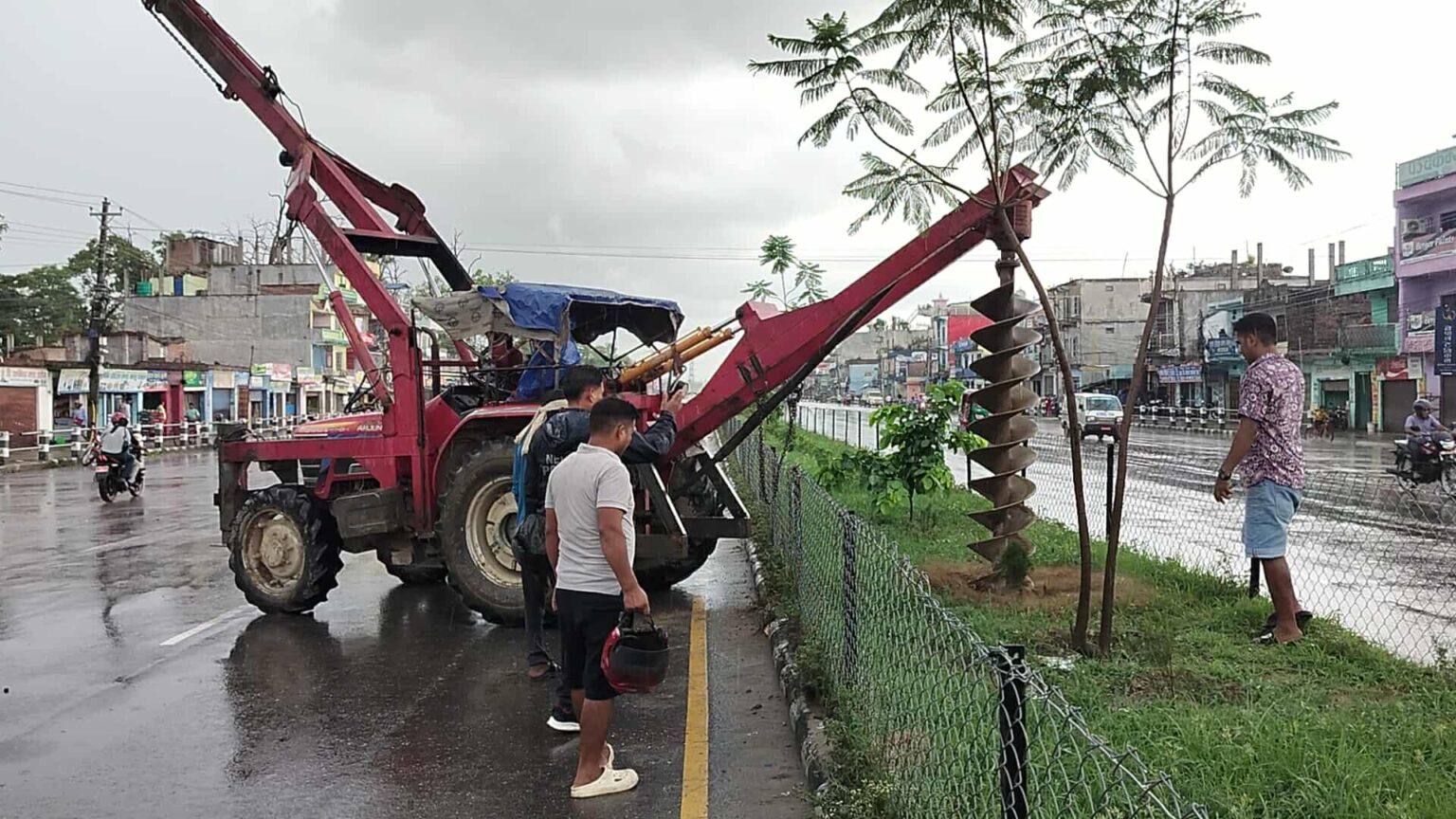 अत्तरिया–धनगढी ६ लेन सडकमा गोदावरी नगरपालिका तर्फ स्ट्रीट लाइट जडानको तयारी शुरु