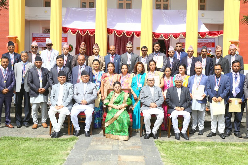 राष्ट्रपति विद्यादेवी भण्डारीद्वारा उत्कृष्ट नेपाली छात्रछात्राहरुलाई नेपाल विद्याभूषण पदक प्रदान