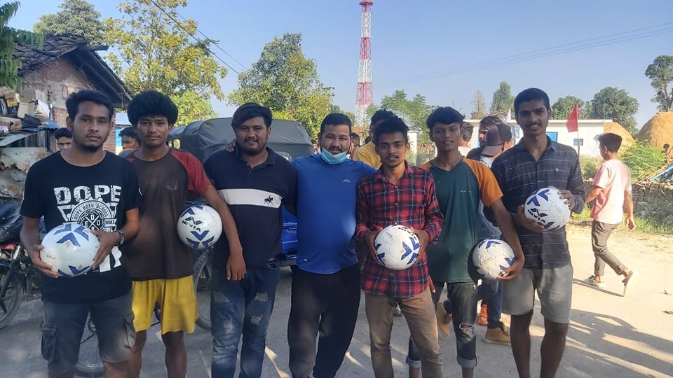 गोदावरी ७ लालपुरका ब्यवसायी साउँदद्धारा युवा क्लबलाई फुटबल सहयोग