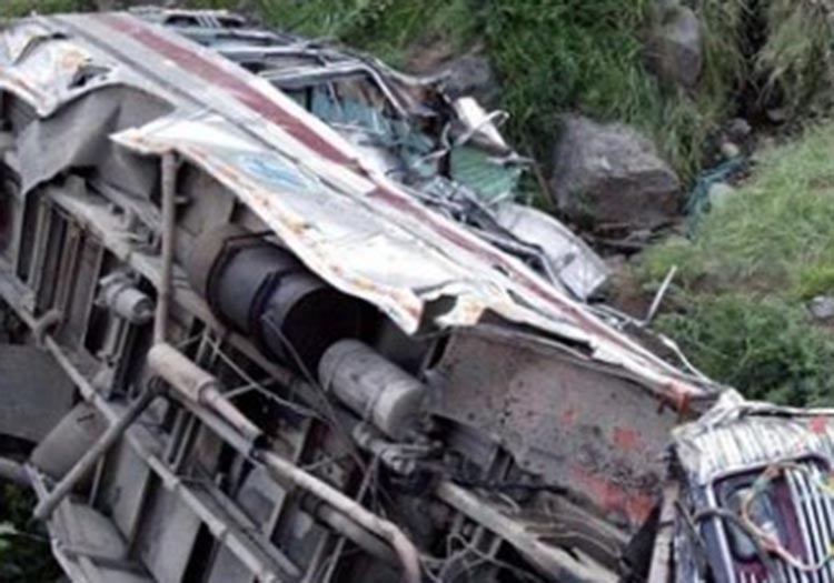 अत्तरियावाट काठमाण्डौ हिडेको बस दुर्घटना , एक जनाको मृत्यु , २८ जना घाईत