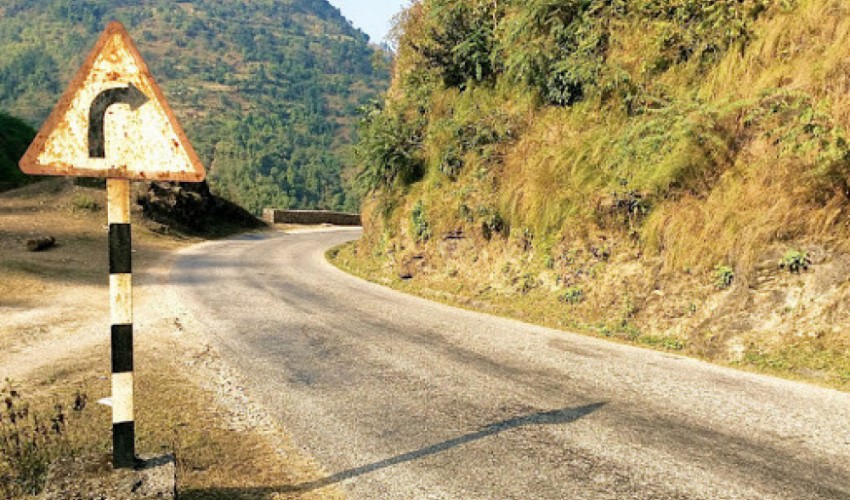 सुदूरपश्चिम प्रदेशका पहाडी जिल्लाका विभिन्न राजमार्गमा ट्राफिक सङ्केत हराउँदै