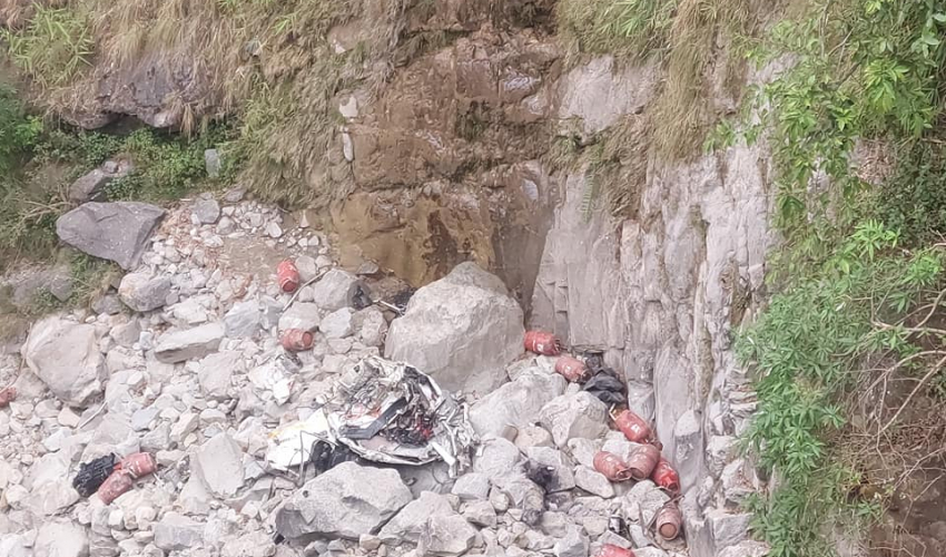 कैलालीको भासु भिरमा ट्रक दुर्घटना