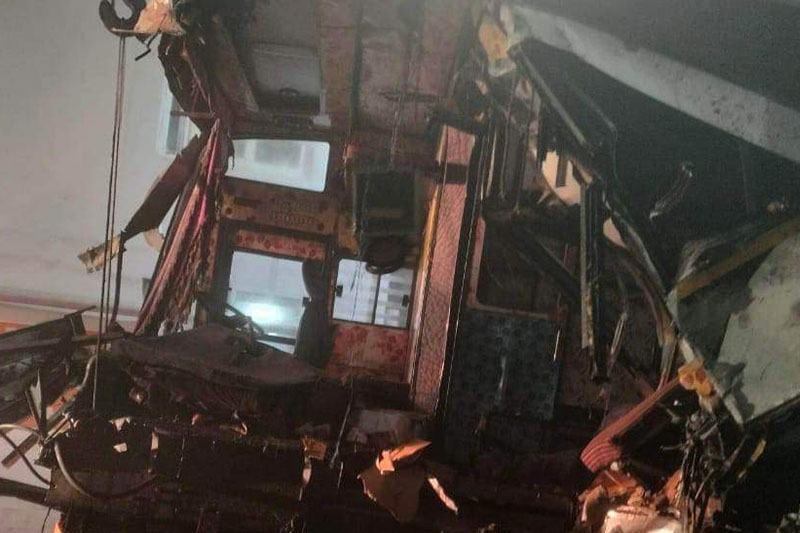 भारतको गुजरातबाट टीकापुर आउँदै गरेको बस दुर्घटना , ३ नेपालीसहित ४ जनाको मृत्यु